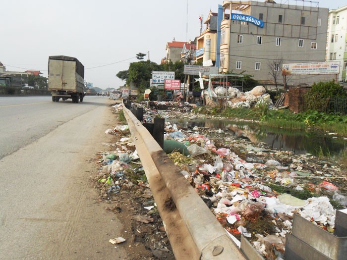 Còn đây là bãi rác thải tự phát ở km 18, quốc lộ 5, thuộc thị trấn Như Quỳnh, cũng trong tình trạng bốc mùi hôi thối.